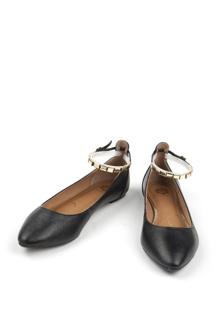 Tasia Flat in Black