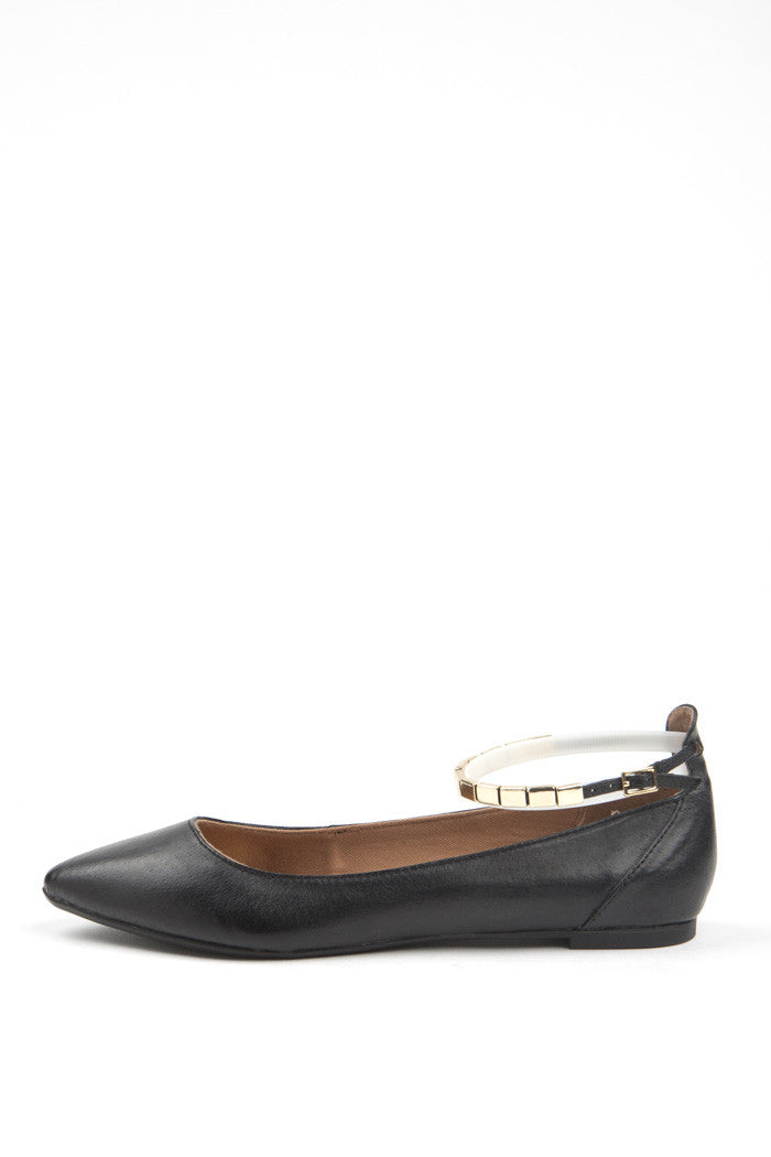 Tasia Flat in Black