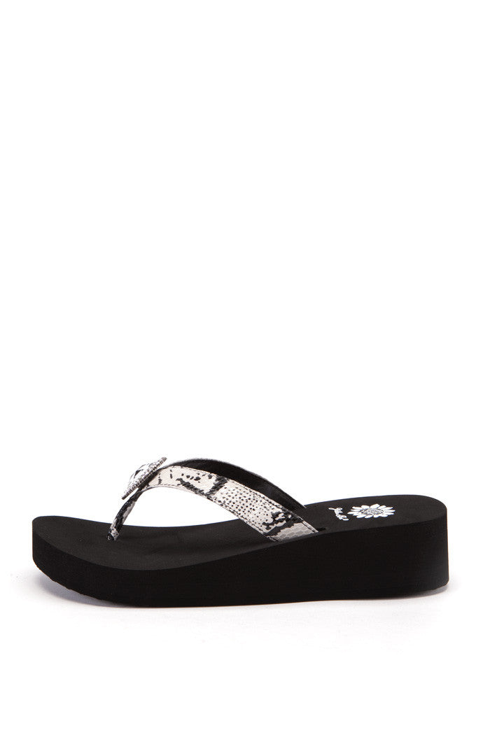 Nia Flip-Flop in Black